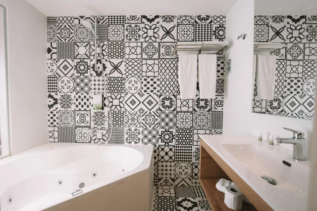 جناح جونيور بجاكوزي، Utopia Hotel 6/7