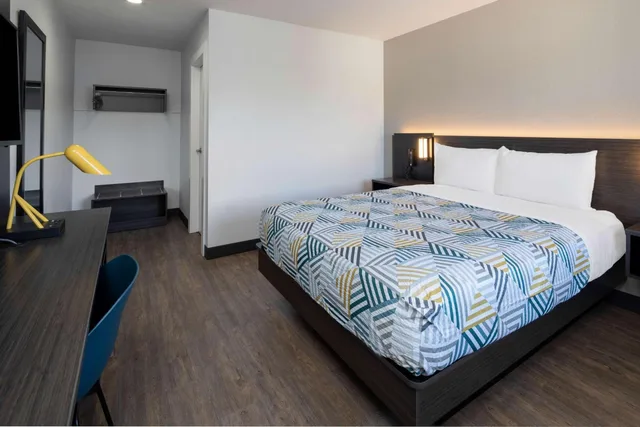 1 Queen Bed - ADA/Tub، Motel6 Fontana 3/8