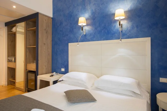 غرفة كومفورت بسريرين منفصلين وسرير كينج، FLORIS HOTEL 3/7