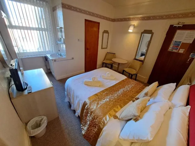 Deluxe, Double Bed, OYO Lily Hotel Blackpool 2/8