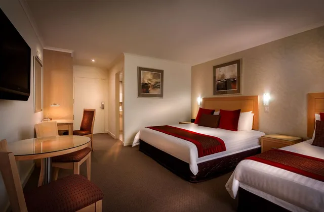 غرفة ديلوكس بسرير كوين وسرير فردي، Best Western Plus Travel Inn Hotel 2/9