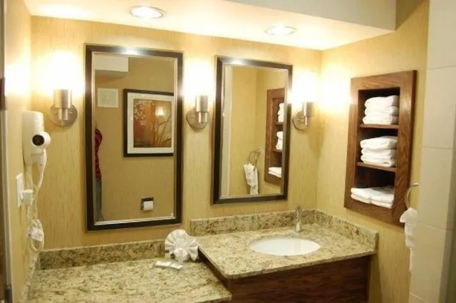 غرفة بسرير كينج لذوي الإعاقة، Lux Hotel and Spa, Trademark Collection by Wyndham 2/2