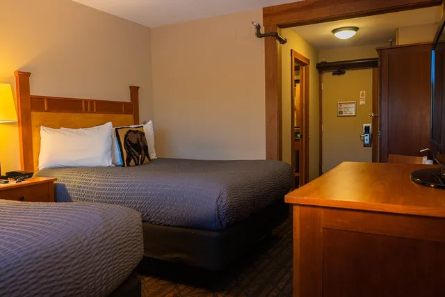 غرفة قياسية بسريرين كوين، The Black Bear Lodge 1/3
