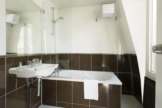 غرفة عائلية بسرير مزدوج وسريرين منفصلين، Espace Champerret 9/10