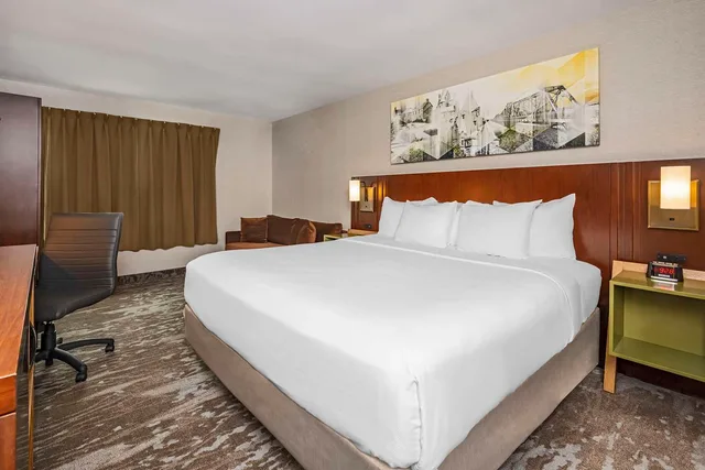 غرفة بسرير كينج، Comfort Inn Cambridge - Highway 401 2/9