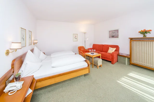 غرفة بسرير مزدوج بشرفة، Kurhotel Roswitha 1/6