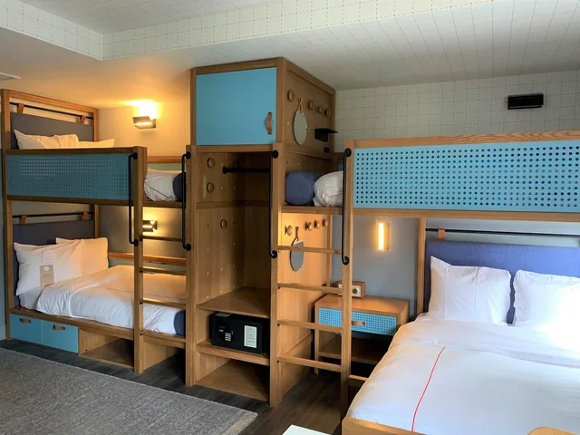 سكن مشترك مختلط، Hotel Max 1/4