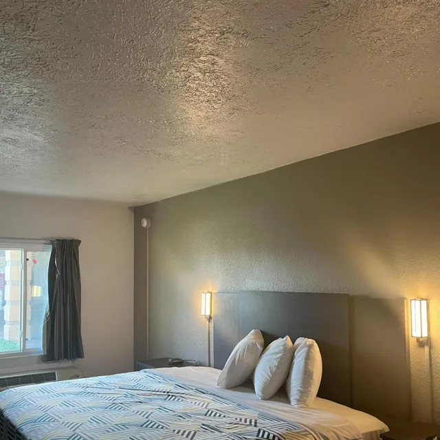 غرفة بسرير كينج لذوي الإعاقة، Studio6 Lake Jackson, TX 1/7