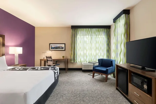 غرفة ديلوكس بسرير كينج لذوي الإعاقة، La Quinta Inn And Suites by Wyndham Burlington 1/4