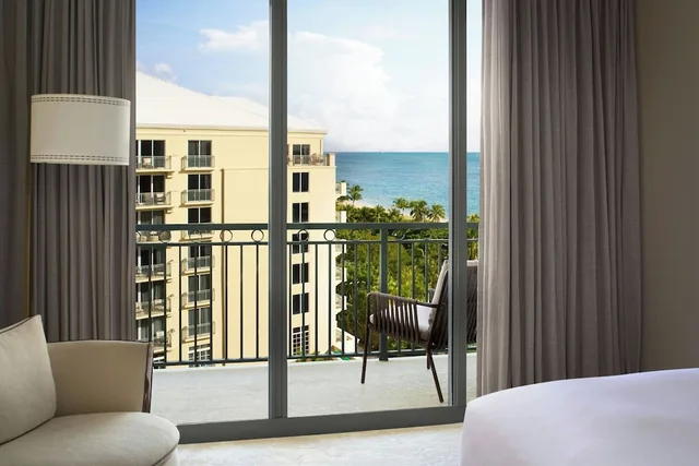 غرفة بسرير كينج بإطلالة جزئية على البحر، The Ritz Carlton Key Biscayne 4/6