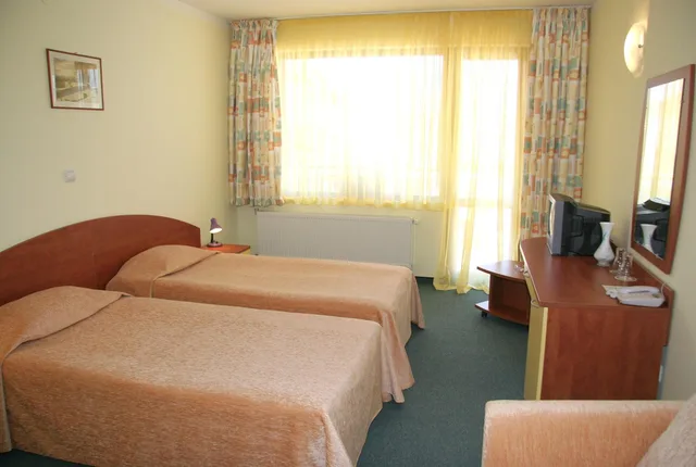 غرفة قياسية بسريرين منفصلين بشرفة، Hotel Grand 1/3