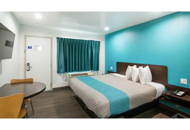 1 King Bed - Non-Smoking, Micfridge، Motel6 South El Monte, CA - Los Angeles 2/10