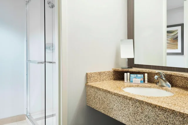 غرفة بسرير كينج بشرفة مع أريكة، Courtyard By Marriott Asheville 7/8