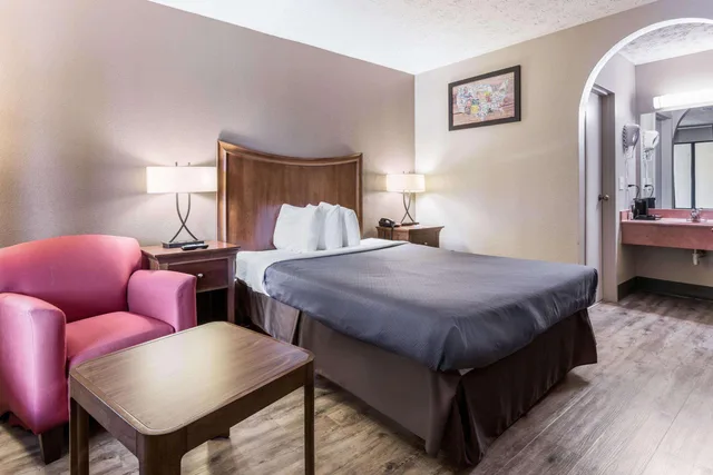 غرفة بسرير كوين، Econo Lodge Gainesville Downtown Area 2/3