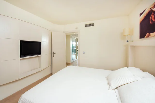 جناح جونيور بسريرين منفصلين مع أريكة، Iberostar Waves Club Cala Barca 2/4