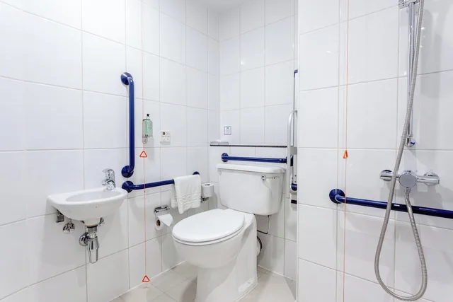 غرفة قياسية بسريرين منفصلين لذوي الإعاقة، Holiday Inn Express Edinburgh Royal Mile 3/4