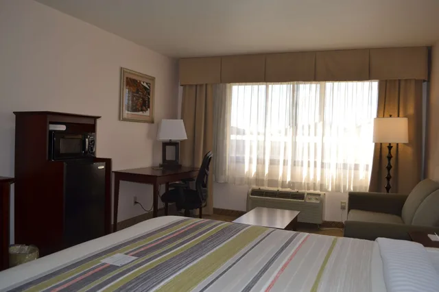 غرفة بسرير كينج مع أريكة، Country Inn & Suites by Radisson, Abingdon, VA 2/5