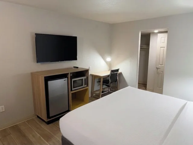 غرفة بسرير كينج، Days Inn by Wyndham Yosemite Area 4/4