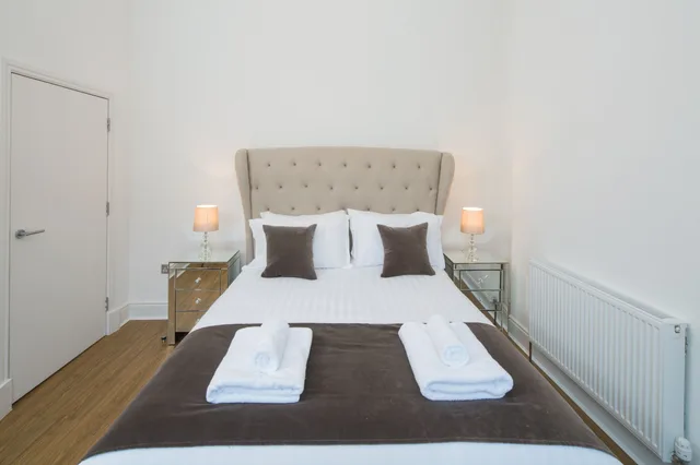 شقة بسرير كوين مع أريكة، Edinburgh Castle Apartments And Suites 3/5