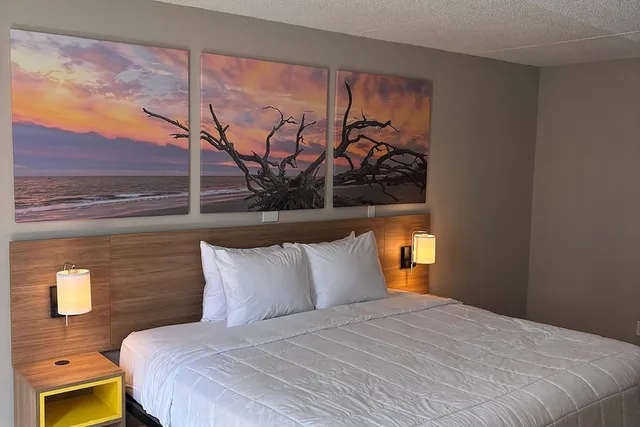 غرفة بسرير كينج، Days Hotel by Wyndham Williamsburg I-64 7/10