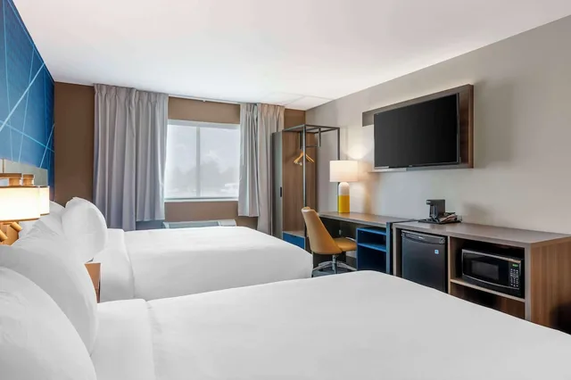 غرفة قياسية بسريرين كوين، Comfort Inn Kendallville East, IN 3/6