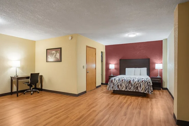 غرفة ديلوكس بسرير كوين لذوي الإعاقة، Red Roof Inn Des Moines 1/7