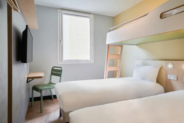 غرفة ثلاثية بسريرين منفصلين وسرير بطابقين وثلاثة أسرّة، IBIS BUDGET SAINT MAURICE 1/6