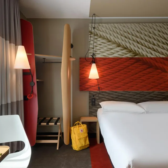 غرفة عائلية بسرير مزدوج وسرير فردي، Ibis Regensburg Zentrum 8/10