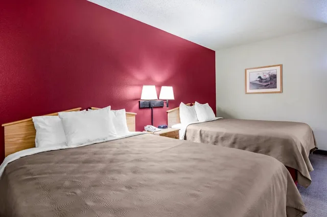 Standard, 2 Queen Beds, Rodeway Inn Hesston, KS 1/10