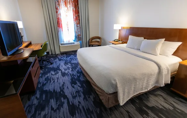 Room, King Bed, Fairfield Inn & Suites by Marriott Athens I-65 2/4