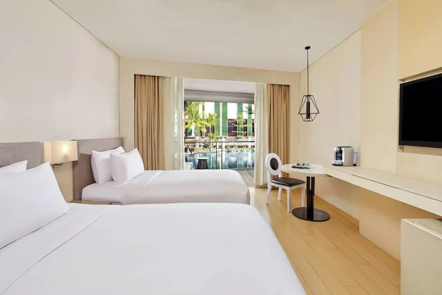 غرفة بسريرين منفصلين بإطلالة على المسبح بشرفة، The Stones Hotel Legian Bali Autograph Collection 1/3