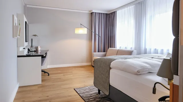 غرفة بريميوم بسرير كينج، Holiday Inn Berlin Airport Conference Centre Formerly Holiday Inn Berlin International Airport 4/9