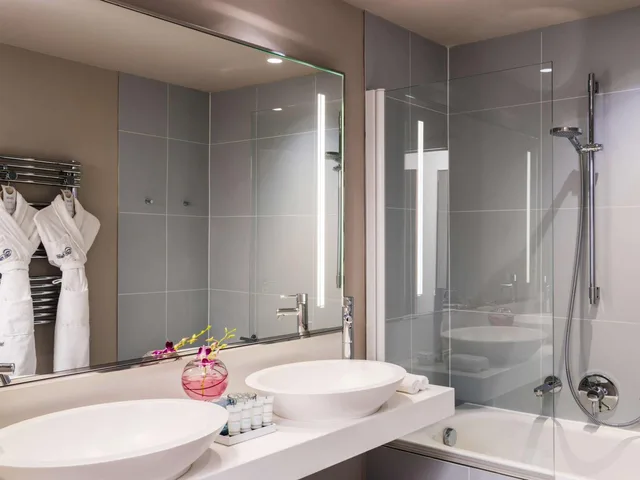 غرفة كلاسيكية بسرير كينج وسرير كوين بشرفة، Cures Marines Hotel Thalasso & Spa Trouville - MGallery Collection 4/7