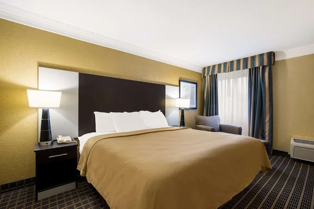 غرفة قياسية بسرير كينج مع أريكة، Quality Inn & Suites Syracuse Fairgrounds 9/10