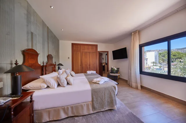 غرفة بسريرين منفصلين بشرفة، Secrets Mallorca Villamil Resort and Spa - Adults Only 2/6