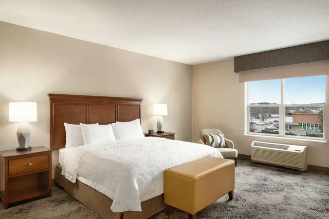 غرفة بسرير كينج لذوي الإعاقة، Hampton Inn Suites Exeter 1/4