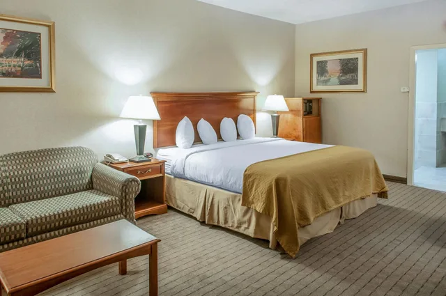 جناح بسرير كينج مع أريكة، Quality Inn & Suites Grants I-40 2/6