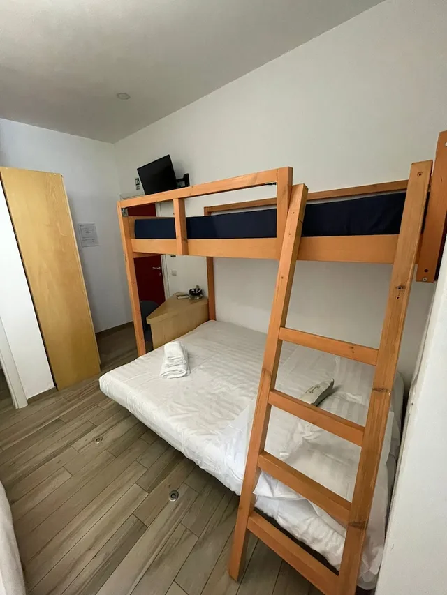 غرفة كلاسيكية رباعية بسريرين منفصلين بشرفة مع أريكة، Flatinrome Deluxe Rooms 10/10