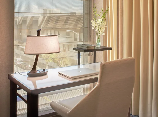 جناح بسرير كينج وسرير كوين بغرفة نوم واحدة مع أريكة لذوي الإعاقة، Hotel Zoe Fishermans Wharf 2/2