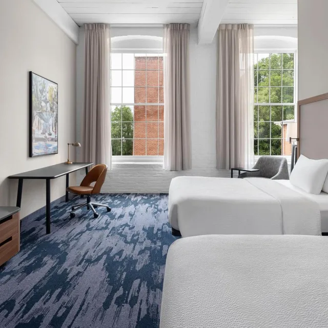 غرفة بسرير كينج وسريرين كوين، Fairfield Inn & Suites Madison Historic Eagle Cotton Mill 2/7