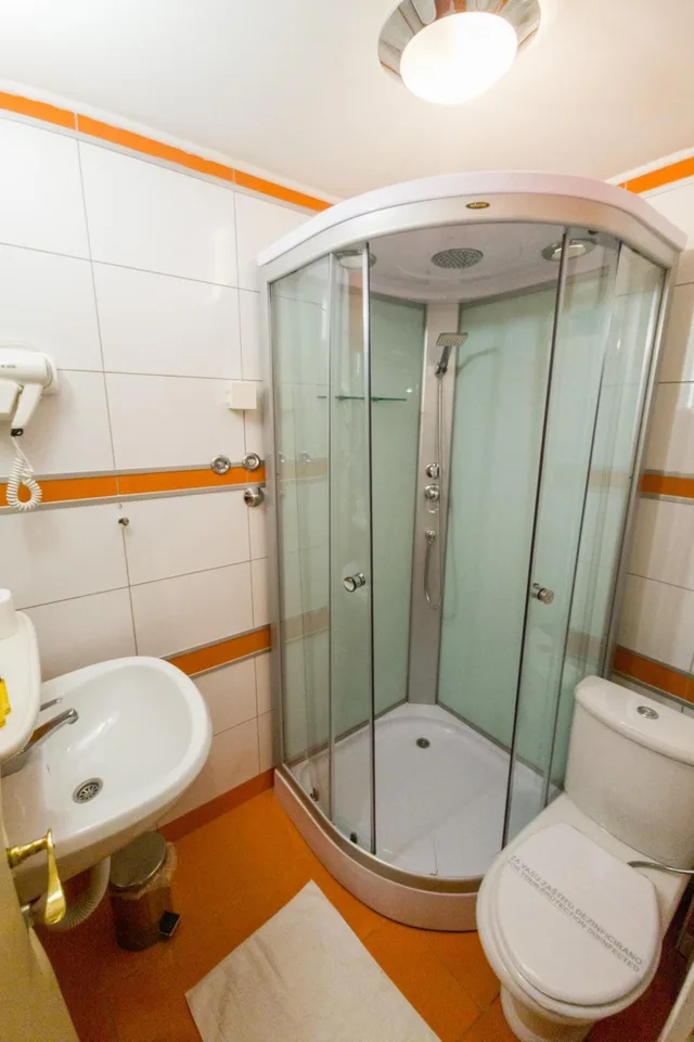 غرفة ثلاثية، Hotel Herc 8/9