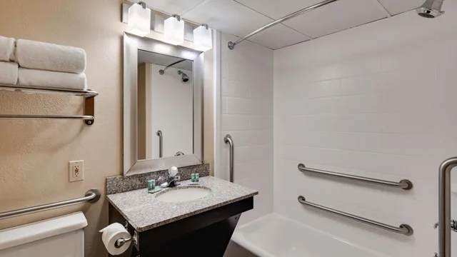غرفة بسرير كوين بحوض استحمام لذوي الإعاقة، Best Western Plaza Inn 7/8