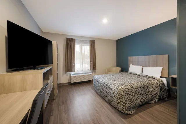 جناح بسرير كوين مع أريكة لذوي الإعاقة، WoodSpring Suites East Lansing - University Area 1/6