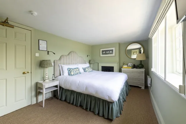غرفة كلاسيكية بسرير كينج، Barnsdale Lodge Hotel And Restaurant 1/5