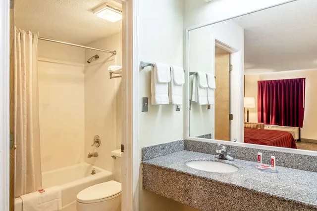 غرفة قياسية بسرير كينج، Econo Lodge Acworth East 5/5