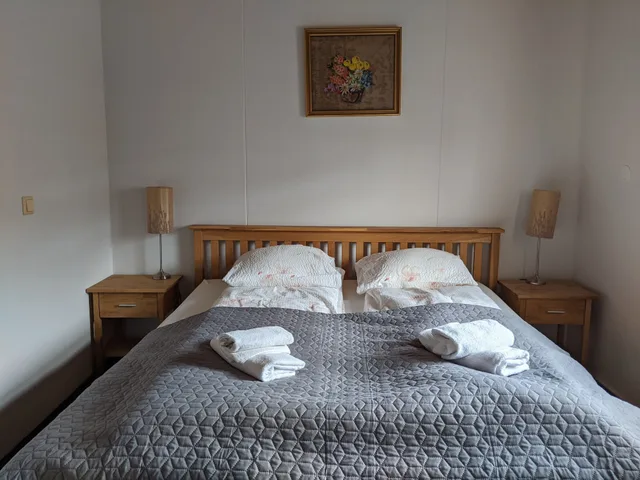 غرفة بسرير مزدوج أو سريرين منفصلين بحمام مشترك، Engimýri Guest House 4/8
