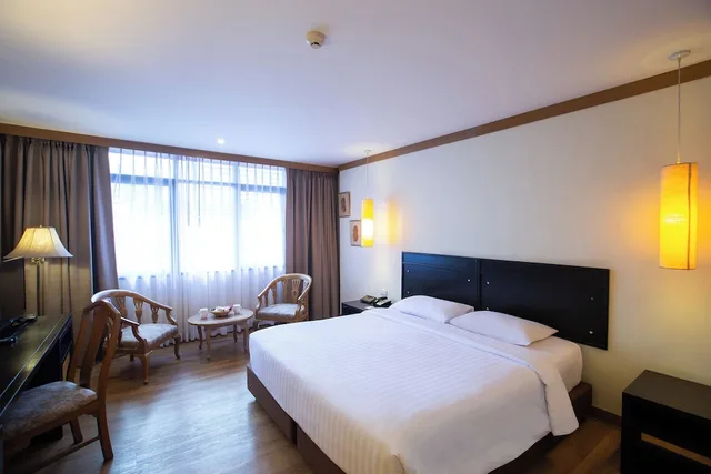 Deluxe, Queen Bed, The Tarntawan Hotel Surawong Bangkok 5/10