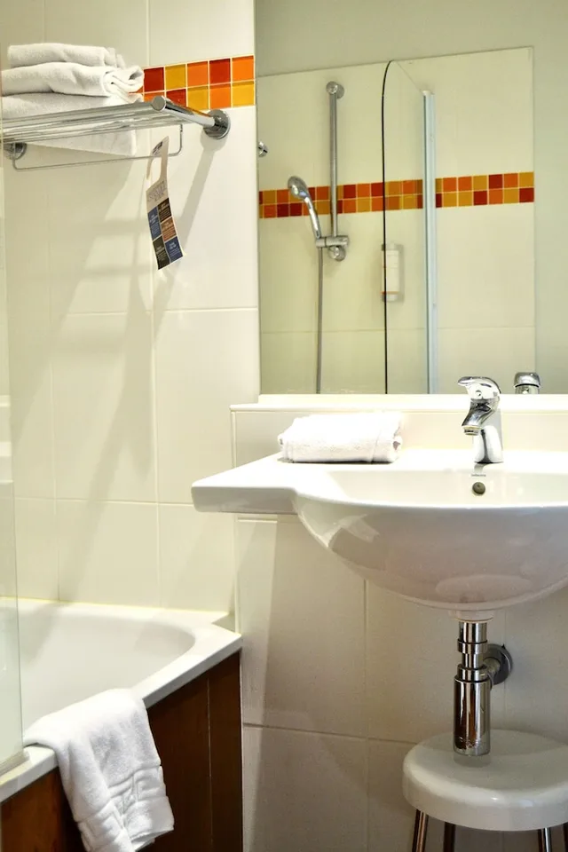 غرفة متصلة عائلية بسرير مزدوج وسريرين منفصلين، Kyriad Tours Centre 5/6
