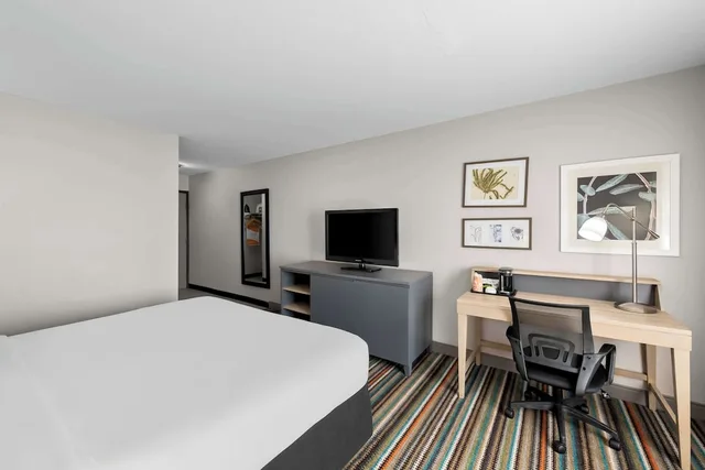 غرفة بسرير كينج لذوي الإعاقة، Country Inn & Suites by Radisson, Topeka West, KS 2/10