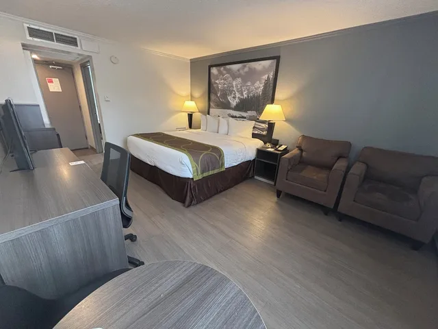 Room, King Bed, Super 8 by Wyndham Macleod Trail Calgary 2/4
